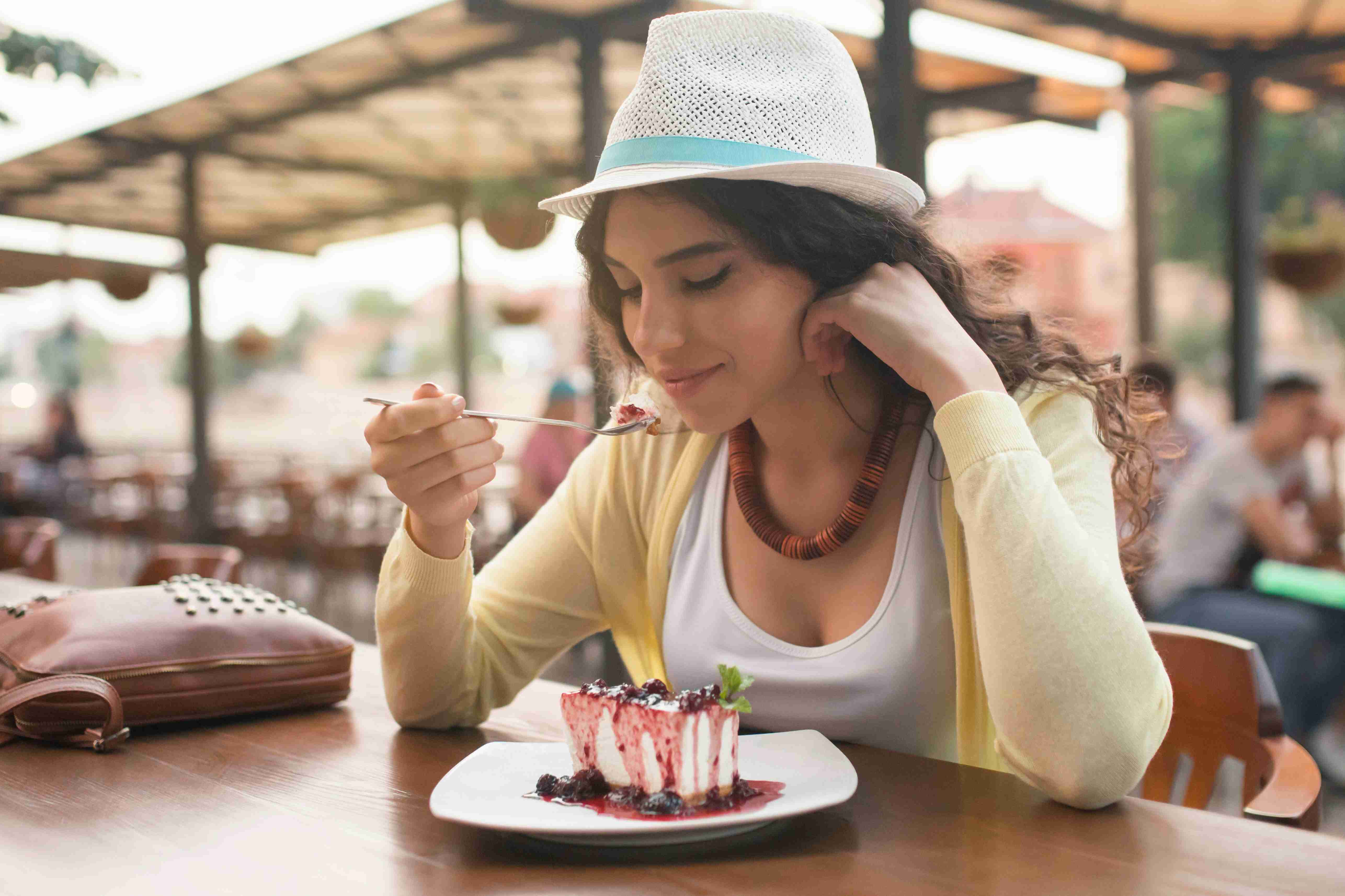 mindful-eating-woman-cheesecake